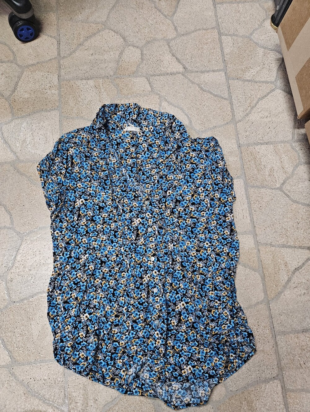 Jane and Delancey Blue Floral Short-Sleeve Button-Front Blouse